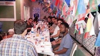 Gurbette Öğrenim Gören Uluslararası Öğrencileri Yalnız Bırakmadı
