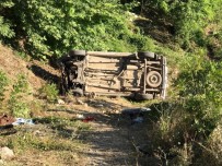 TARIM İŞÇİSİ - Hafif Ticari Araç Şarampole Uçtu Açıklaması 2 Ölü, 6 Yaralı