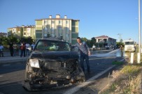 Otomobille Kamyonet Çarpıştı Açıklaması 6 Yaralı