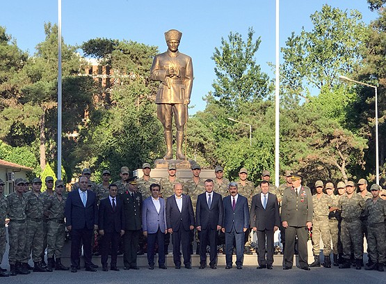 Bakan Işık, askerlerle bayramlaştı