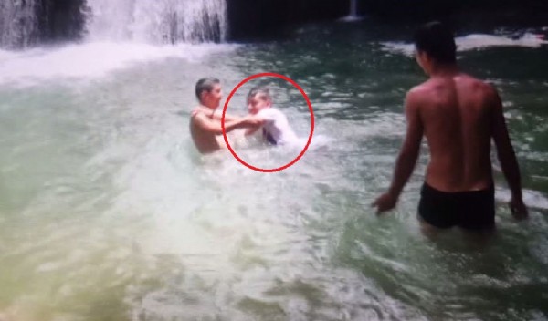 Şelalede yüzerken boğulma anı görüntülendi
