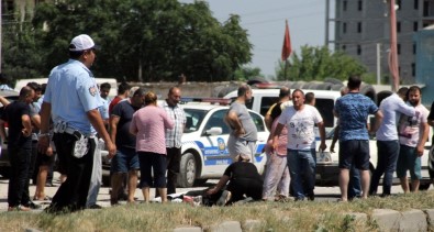 Adana'da Kamyonet Motosiklete Çarptı Açıklaması 1 Ölü, 1 Yaralı