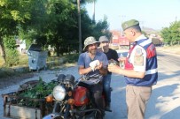 KONTROL NOKTASI - Jandarmadan Bayram Şekeri