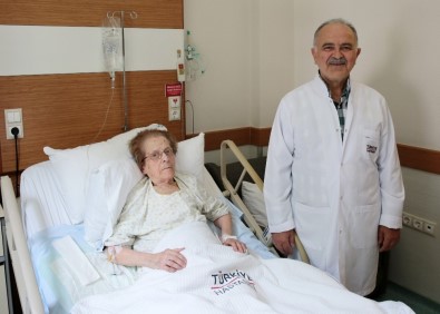 102 Yaşındaki Kadın Ameliyatla Şifa Buldu