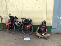 YEŞİL BURUN - Afrika'yı Bisikletiyle Dolaşıyor