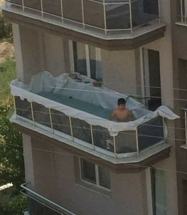 Balkonu Havuza Çevirdi