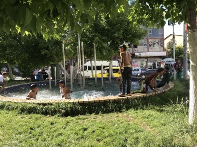 Çocuklar Süs Havuzunda Serinliyor