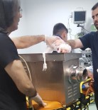 KIYMA MAKİNESİ - Elini Kaptırdığı Kıyma Makinesiyle Hastaneye Kaldırıldı