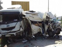 İŞÇİ SERVİSİ - İşçi servisi iki kamyonun arasında ezildi