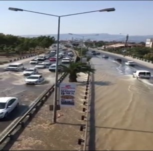 İzmir'de su borusu patladı, yollar göle döndü