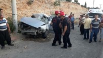 MUSTAFA AKPıNAR - Otomobil Elektrik Direğine Çarptı Açıklaması 1 Ölü, 4 Yaralı