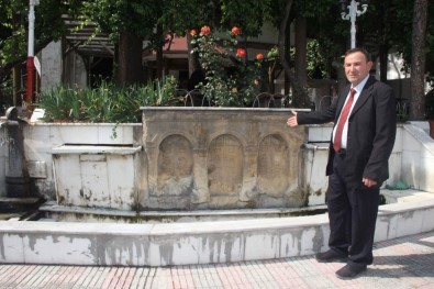 Şaphane'de 2 Bin Yıllık Lahit Mezar Taşı 'Göz Göre Göre Yok Oluyor'