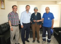 Temizlik İşçisi Yolda Bulduğu 5 Bin 900 TL'yi Sahibine Teslim Etti