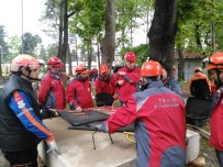 AFAD'tan, TBMM Sivil Savunma Ekibine 'Doğal Afetlerde Arama Kurtarma' Eğitim