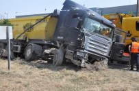 ŞEKERPıNAR - Direksiyonda Uyuyan Sürücü Bariyerlere Girdi