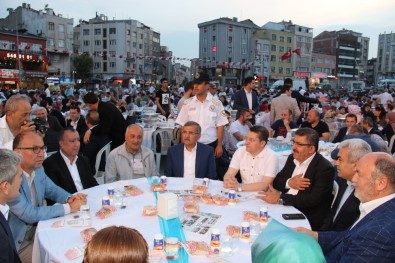 Zeytinburnu'nda 5 Bin Vatandaş İftar Sofrasında Buluştu