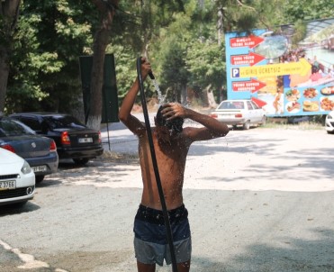 Alanya'da Sıcaktan Bunalanlar Kendilerini Serin Sulara Attı