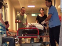 BARIŞ IŞIK - Ayvalık'ta Trafik Kazası Açıklaması 1'İ Bebek 4 Yaralı