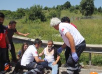 TEM OTOYOLU - Bariyerlere Çarpan Araçta 5 Kişi Yaralandı