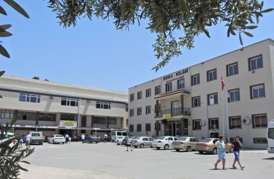 Çeşme'de Lisenin Taşınma Söylentisi Tepkilere Yol Açtı