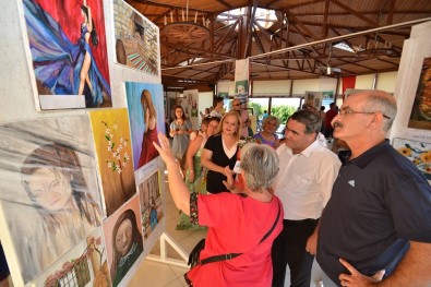 Foça'da Kursiyerlerin Resim Sergisi Heyecanı