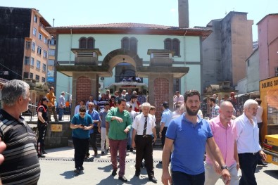 Rize'de Tarihi Orta Cami'de Son Cuma Burukluğu