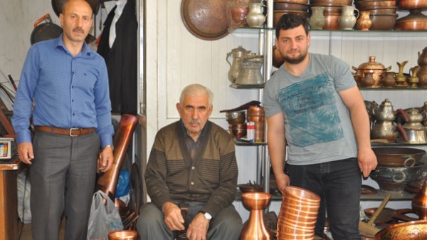 Üç kuşak bir arada bakırcılık yapıyor