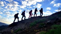 YAYLACILIK - Hakkarili Dağcılar Erek Dağına Tırmandı