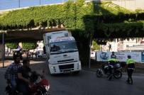 METRO KÖPRÜSÜ - Adana'da Kamyon, Metro Köprüsüne Sıkıştı