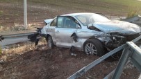 Bariyerlere Çarpan Otomobilin Sürücüsü Hayatını Kaybetti
