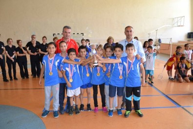 Emine Türkan İkiz İlkokulu Badmintonda Şampiyon Oldu