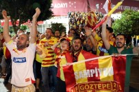 Göztepe Süper Lig'e Çıkmayı Kutluyor