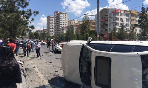 Talas'ta yürekleri ağızlara getiren kaza; halk otobüsünün freni patladı
