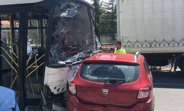Talas'ta yürekleri ağızlara getiren kaza; halk otobüsünün freni patladı