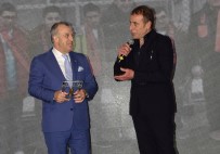 GONCA VUSLATERİ - Beşiktaş Yöneticisinden Abdullah Avcı'ya Ödül!