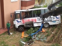 MUSTAFA ALTıNTAŞ - Freni Patlayan Midibüs Bahçeye Uçtu Açıklaması 9 Yaralı