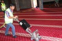 TEMİZLİK ARACI - Kayapınar'daki Camilerde Temizlik Sürüyor