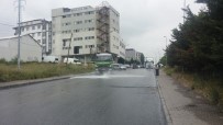 MAHSUNI ŞERIF - Yola Yağ Döküldü, Araçlar Mahsur Kaldı