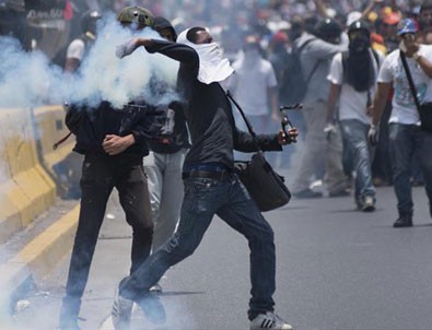 Venezuela'da göstericilerin ateşe verdiği genç öldü