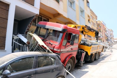 Sürücüsüz vinç 2 otomobili biçti