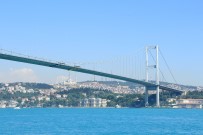 15 Temmuz Şehitler Köprüsü'ne Göztepe Bayrağı Asıldı