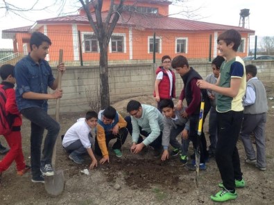 Ağrı'da Okul Bahçelerine Fidan Dikimi Yapıldı