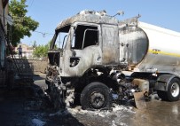 TANKER FACİASI - Akaryakıt tankeri patladı: 2 yaralı