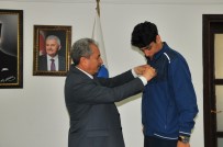 YUSUF UZUN - Başkan Akkaya'dan Başarılı Sporcuya Ödül