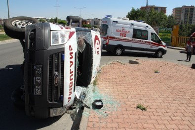 Hasta Taşıyan Ambulans İle Otomobil Çarpıştı Açıklaması 5 Yaralı