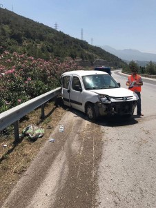 Payas'ta Otomobil Bariyerlere Çarptı; 5 Yaralı