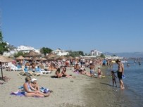 TEMİZLİK GÖREVLİSİ - Plajda 70 yaşındaki kadın turiste...