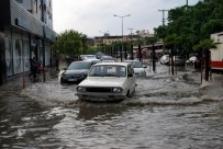 15 Dakikalık Yağmur Salihli'yi Sular Altında Bıraktı