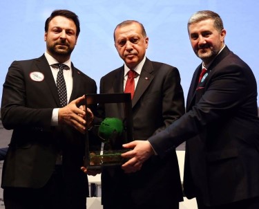 İş Adamı Samut, Cumhurbaşkanı Erdoğan'dan Plaket Aldı