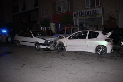Karaman'da İki Otomobil Kafa Kafaya Çarpıştı Açıklaması 9 Yaralı